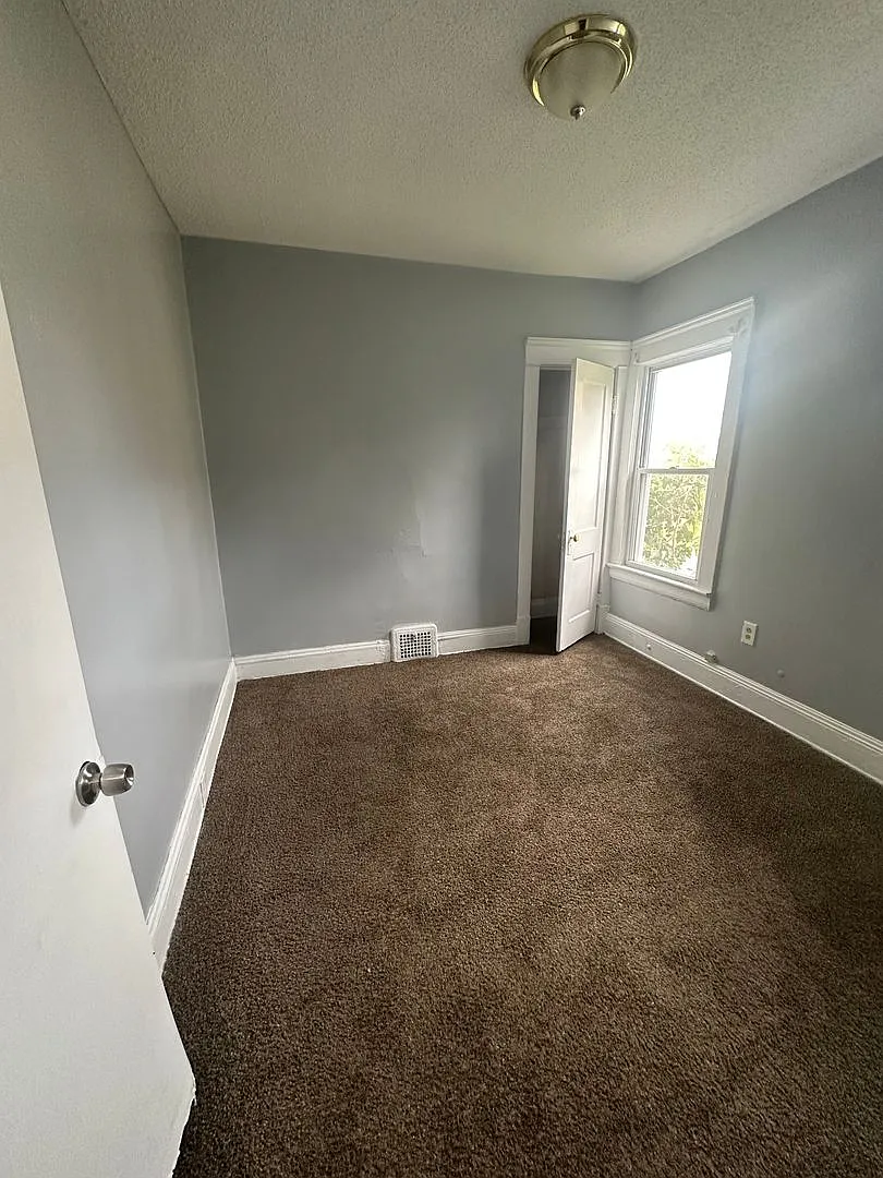 11414-16 Fairport — Photo 4