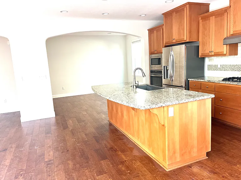 105 Farnham Ln — Photo 5