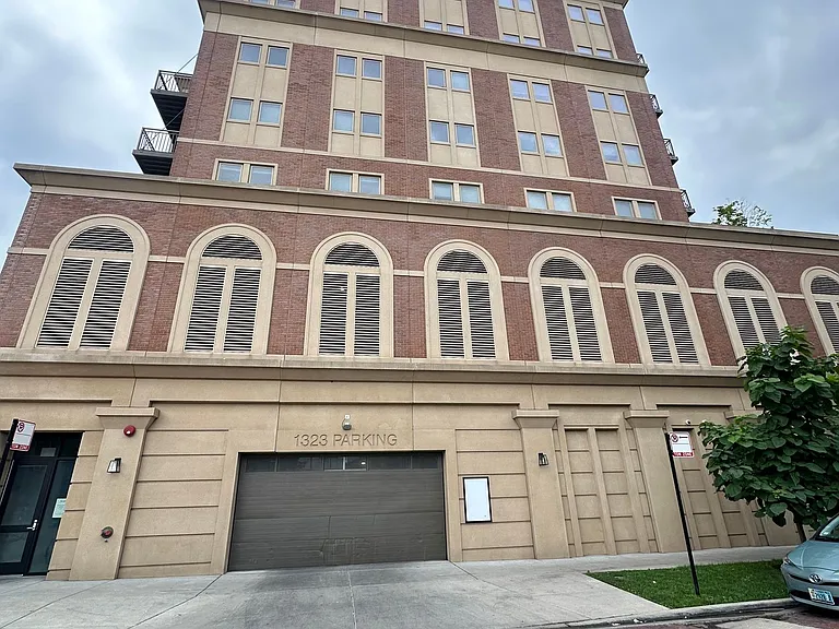 Gorgeous Historical Apartments Near Beach in East Rogers Park — Photo 9