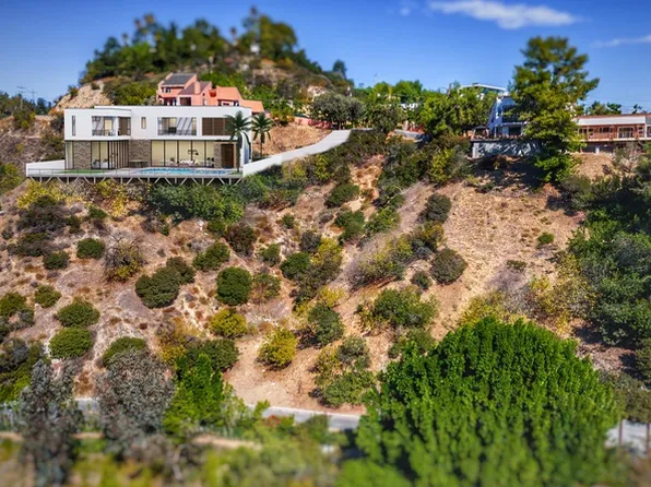 2811 Benedict Canyon Dr, Beverly Hills, CA 90210