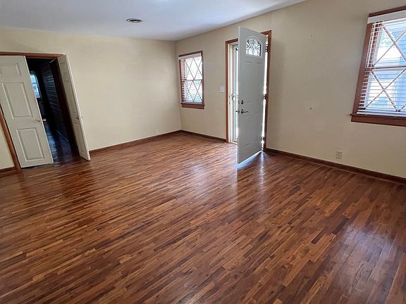 5th image of 606 N Lakeside Dr