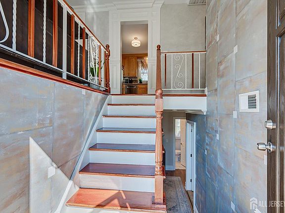 4th image of 71 Crosby Ave