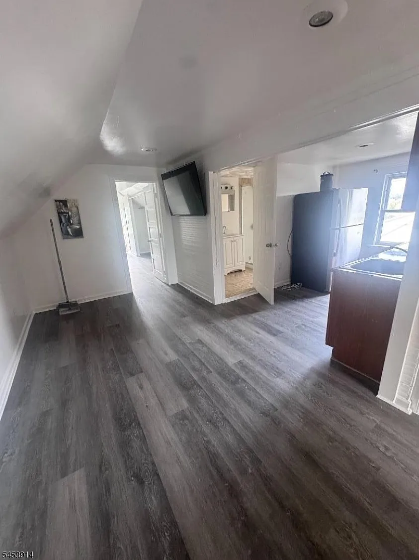 2 bed, 1.0 bath, $2,000 — Photo 3
