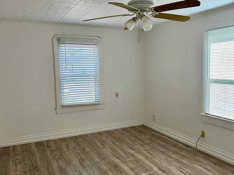 648 Avenue H — Photo 10