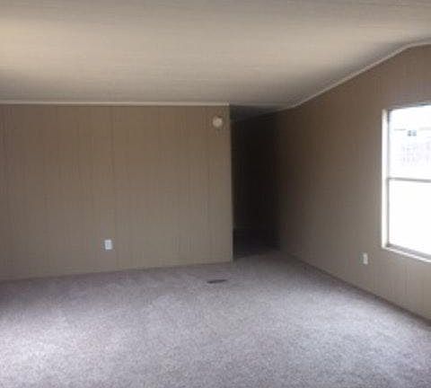LARGE LIVING WITH VAUL