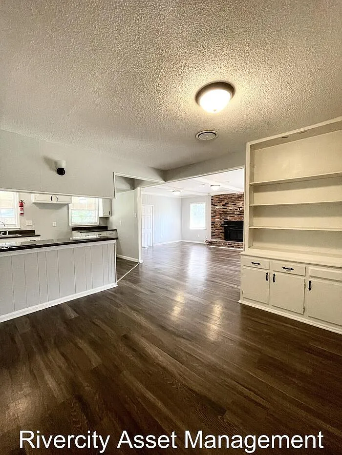 3 bed, 1.5 bath, 1400 sqft, $1,595 — Photo 3
