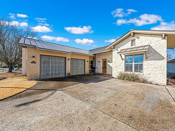 3rd image of 2821 Rock Barn Dr
