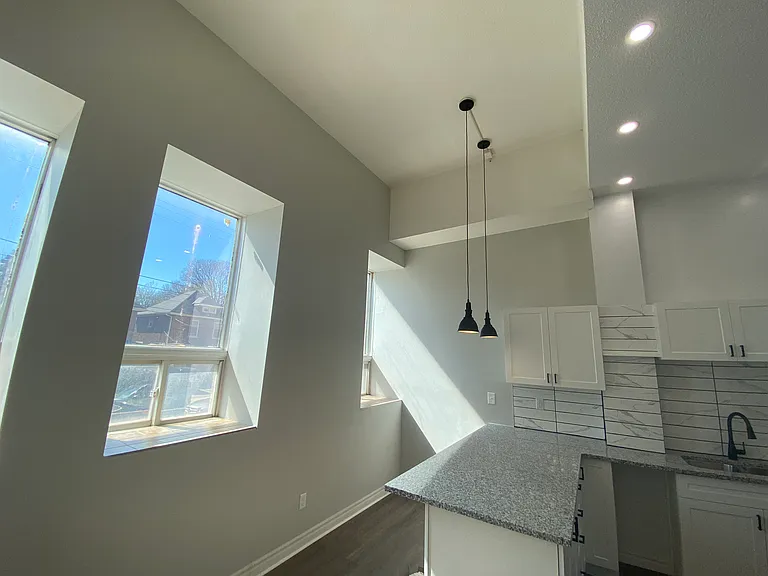 430 Adelaide St N — Photo 4