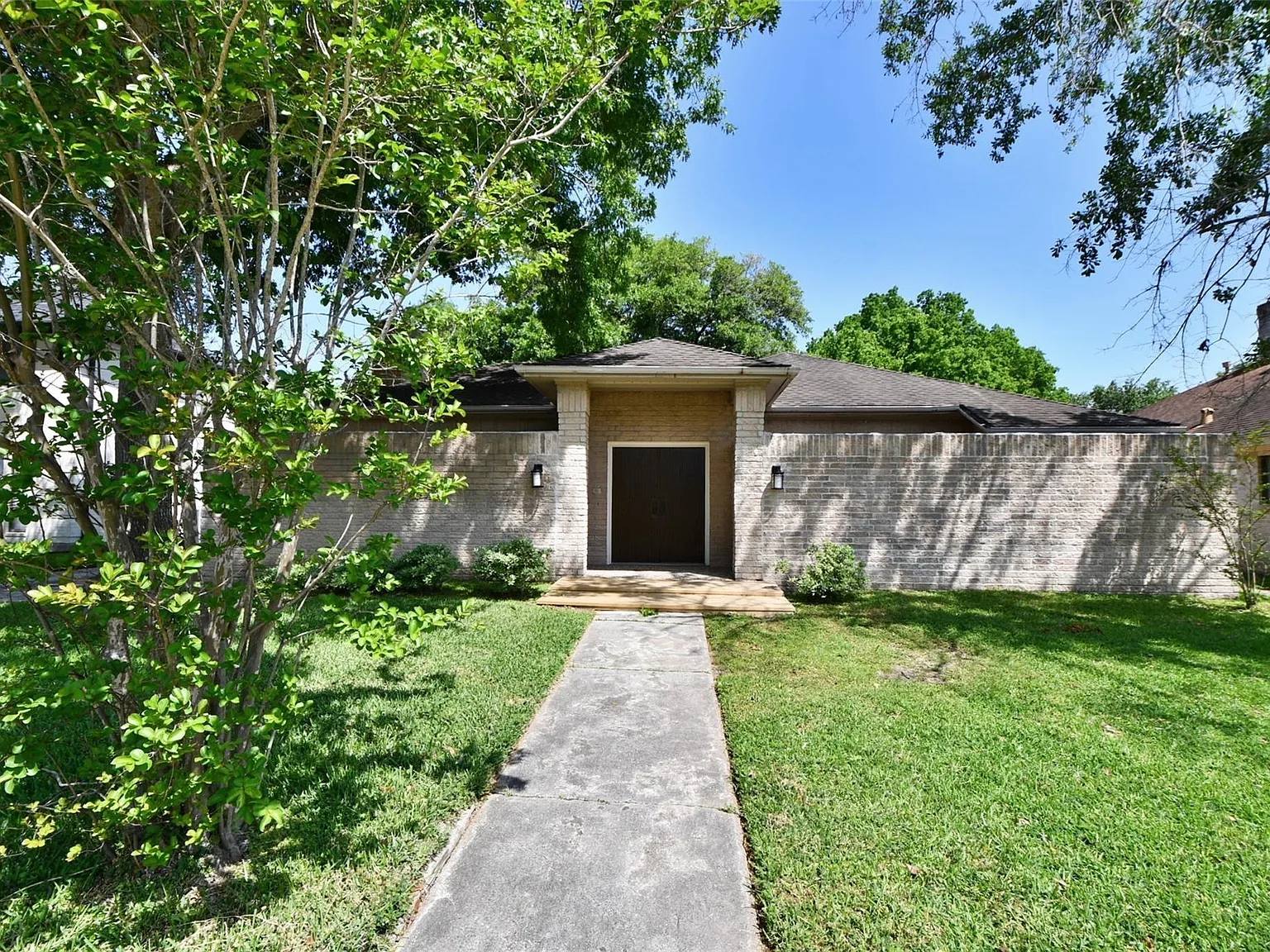 3 bed, 2.5 bath, 2377 sqft, $2,000 — Photo 2