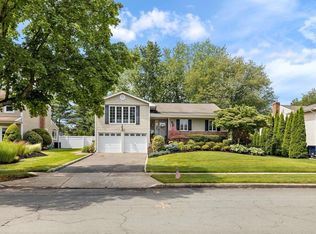 54 Primrose Ln, Kings Park, NY 11754