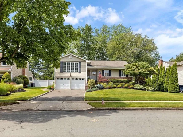 54 Primrose Lane, Kings Park, NY 11754