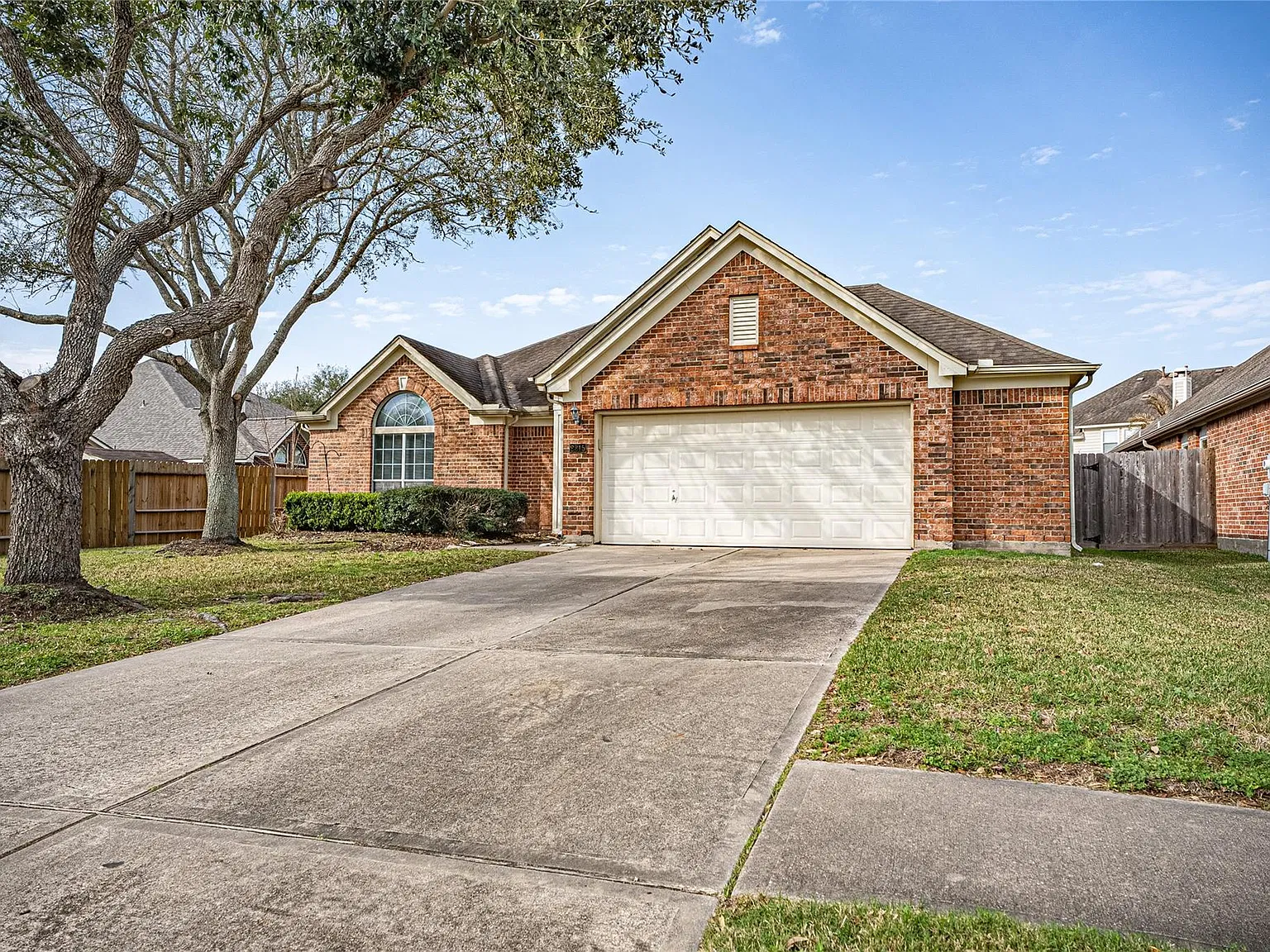 3 bed, 2.0 bath, 1821 sqft, $2,400 — Photo 2