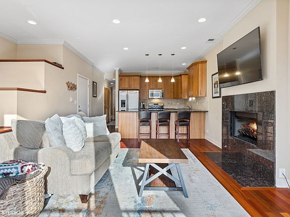 5th image of 1638 W Diversey Pkwy #2