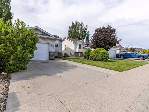 3rd image of 187 Cougar Way N