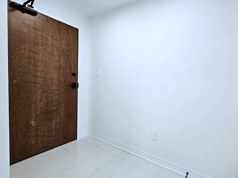 15 Kneeshaw Dr #405 — Photo 4