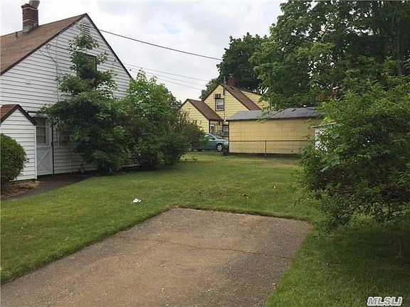 3rd image of 100 Barnyard Ln