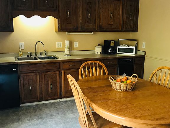 Large eat in kitchen 