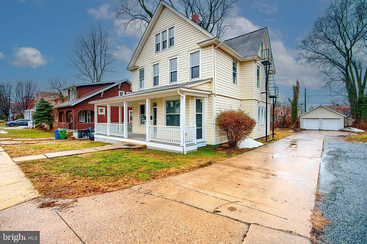 Building Photo - 3807 Fleetwood Ave #2