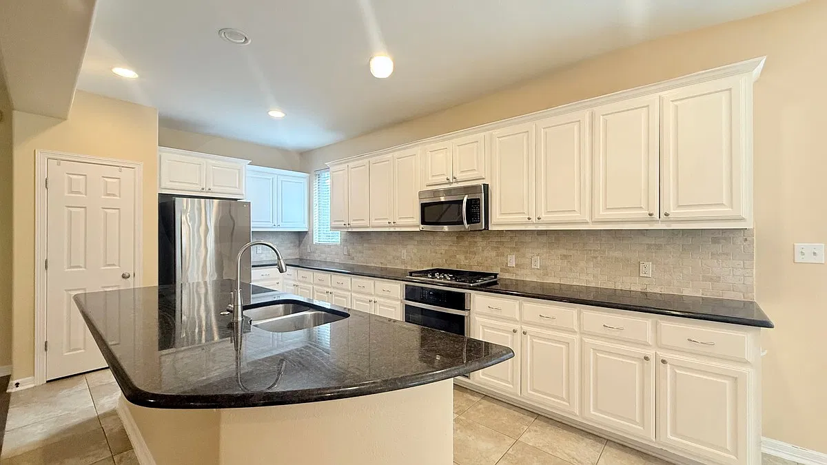 4 bed, 3.0 bath, 2815 sqft, $3,200 — Photo 3