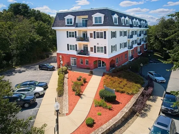 350 Greene St Unit 208, North Andover, MA 01845