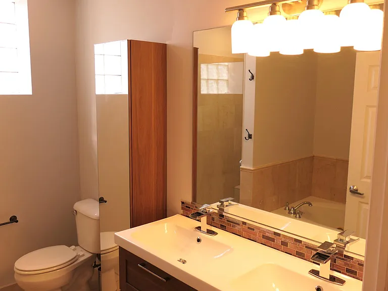 413 N Noble St #G — Photo 11
