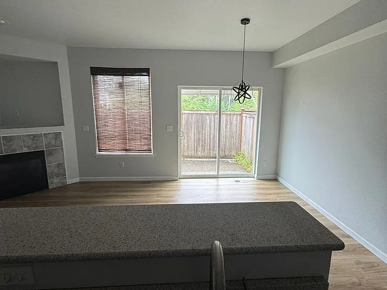 412 NE Miramar Cir — Photo 7