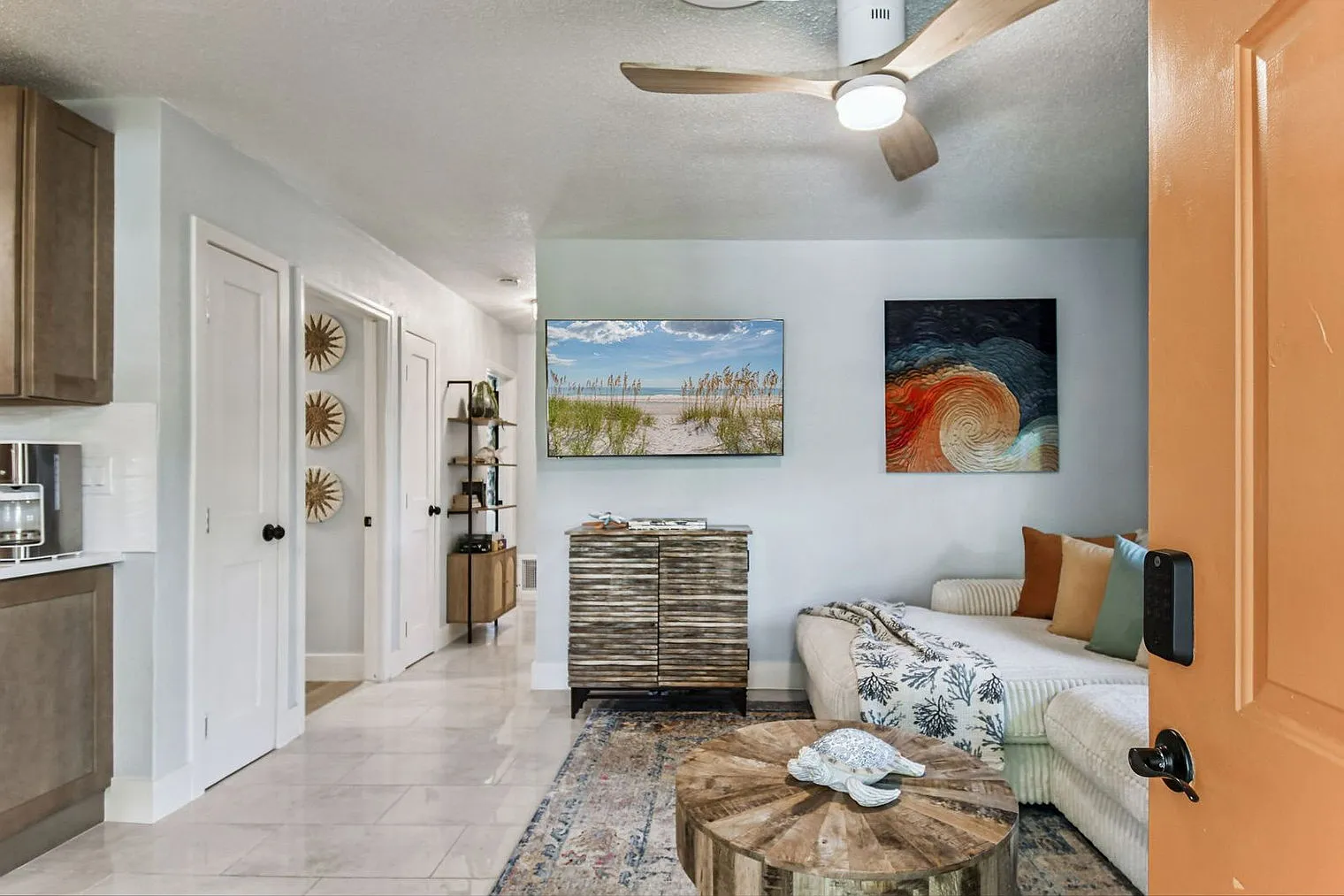 2 bed, 1.0 bath, 893 sqft, $5,267 — Photo 2