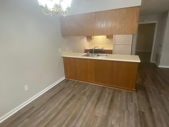 2nd image of 405 Lumpkin Ave #25