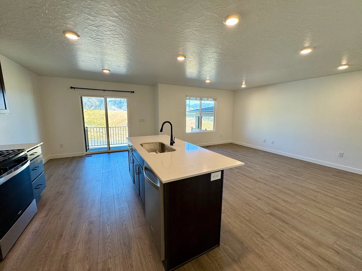 4 bed, 2.5 bath, 2248 sqft, $2,400 — Photo 4