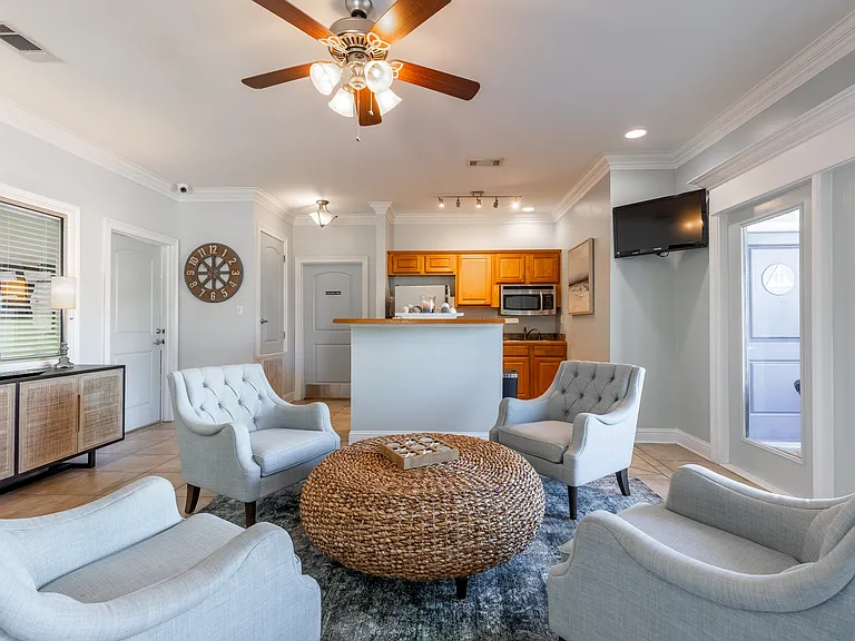 Oceanaire Apartments — Photo 21