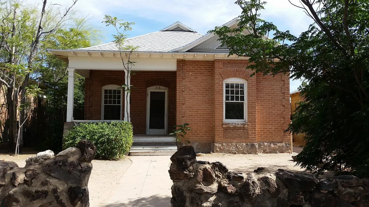2 bed, 912 sqft, $1,595 — Photo 1