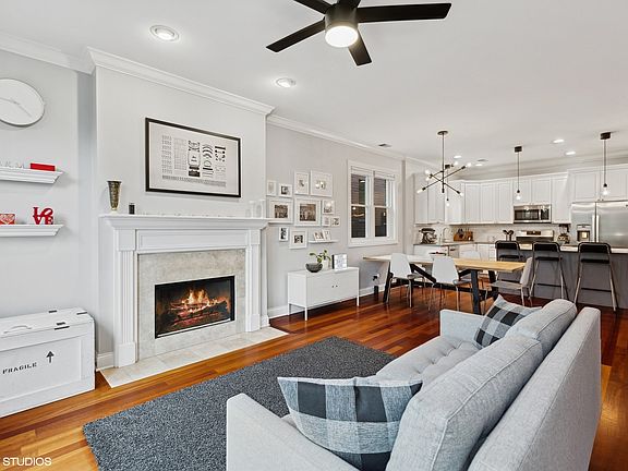 5th image of 2702 W Montrose Ave APT 3W