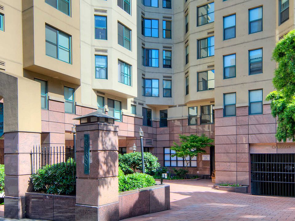 Geary Courtyard Apartments Driveway and Entrance