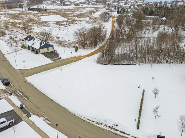 4708 Towns Edge Rd, Minnetrista, MN 55375