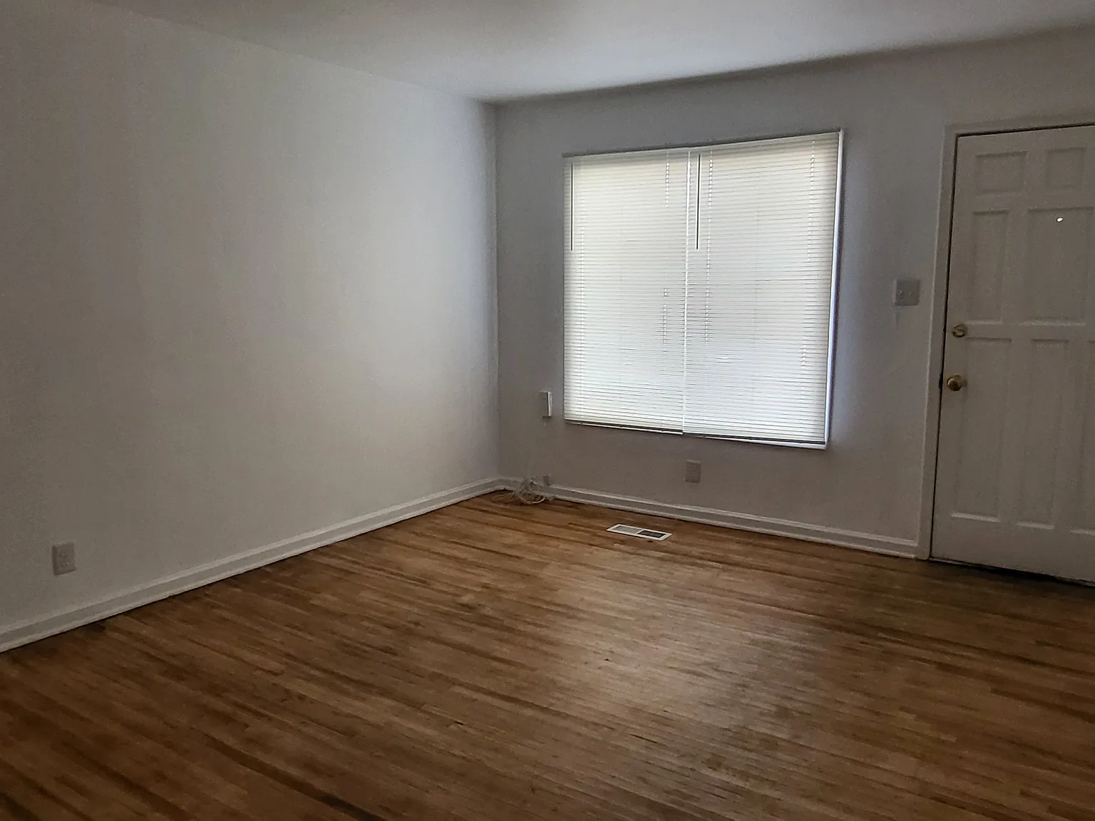 2 bed, 900 sqft, $1,600 — Photo 2