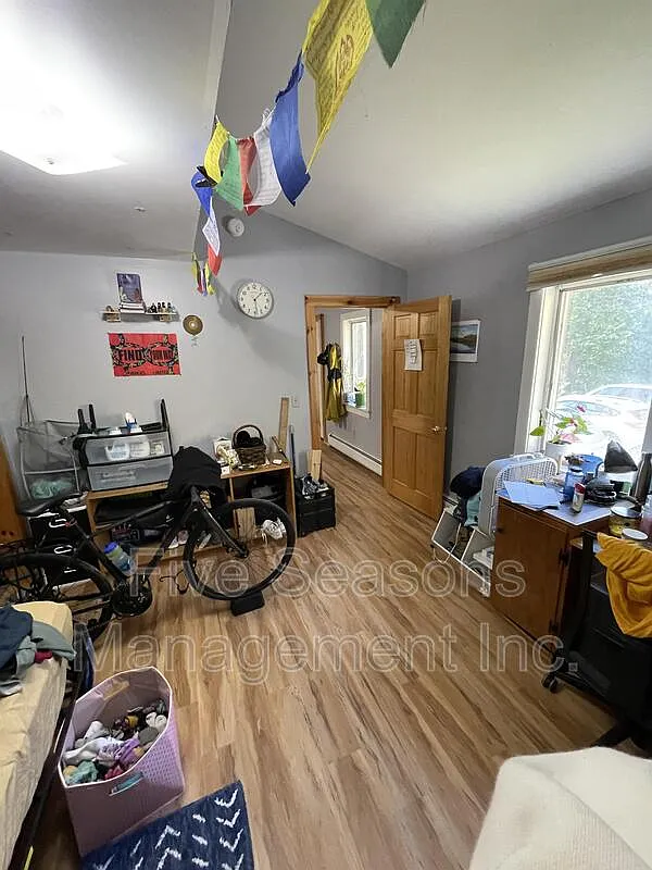 4 bed, 1.0 bath, 1200 sqft, $4,100 — Photo 4