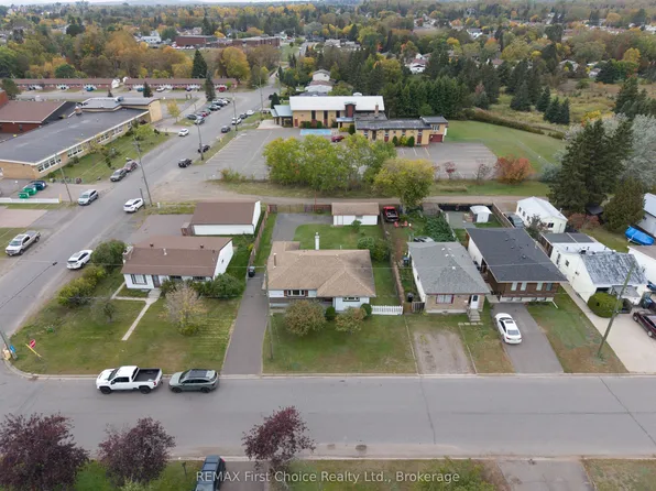 69 Matthews St, Thunder Bay, ON P7A 3K8