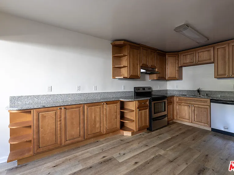 1233 Barry Ave #101 — Photo 9