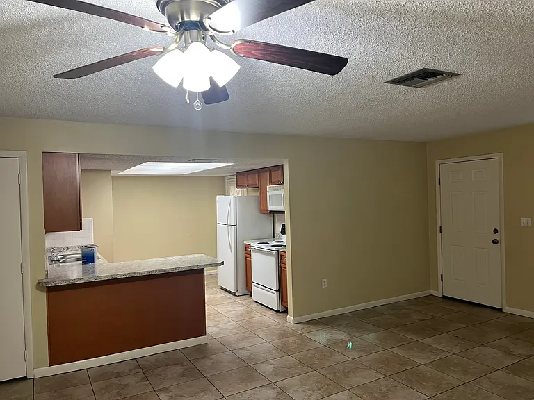 1402 Rainbow Ave — Photo 5