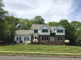 16 Camelot Dr, Monroe Township, NJ 08831