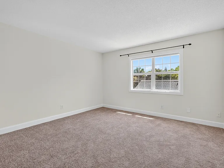 437 N Oleander Ave — Photo 6