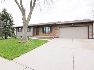 890 Prairie Ridge Rd, North Liberty, IA 52317