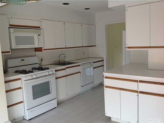 3rd image of 689 Park Ln