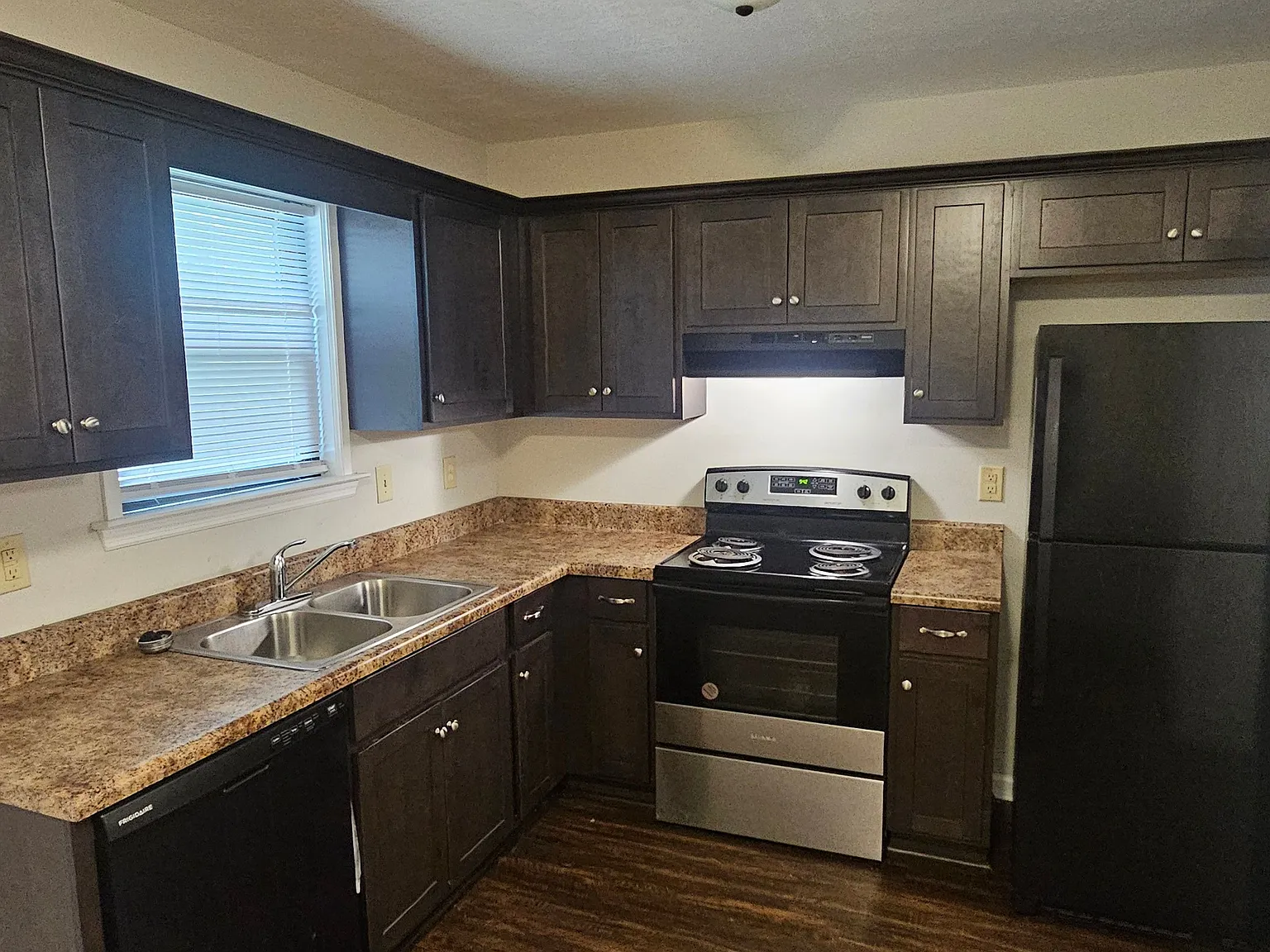 2 bed, 1.5 bath, 822 sqft, $1,100 — Photo 2