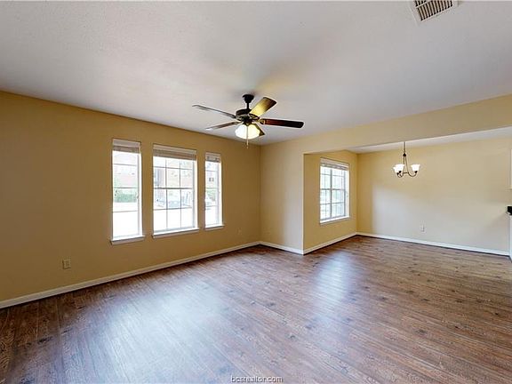 2nd image of 701 Balcones Dr APT 37