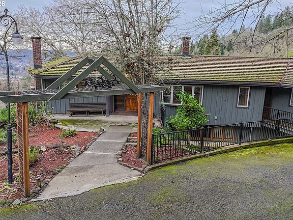 2nd image of 1033 SE Terrace Dr