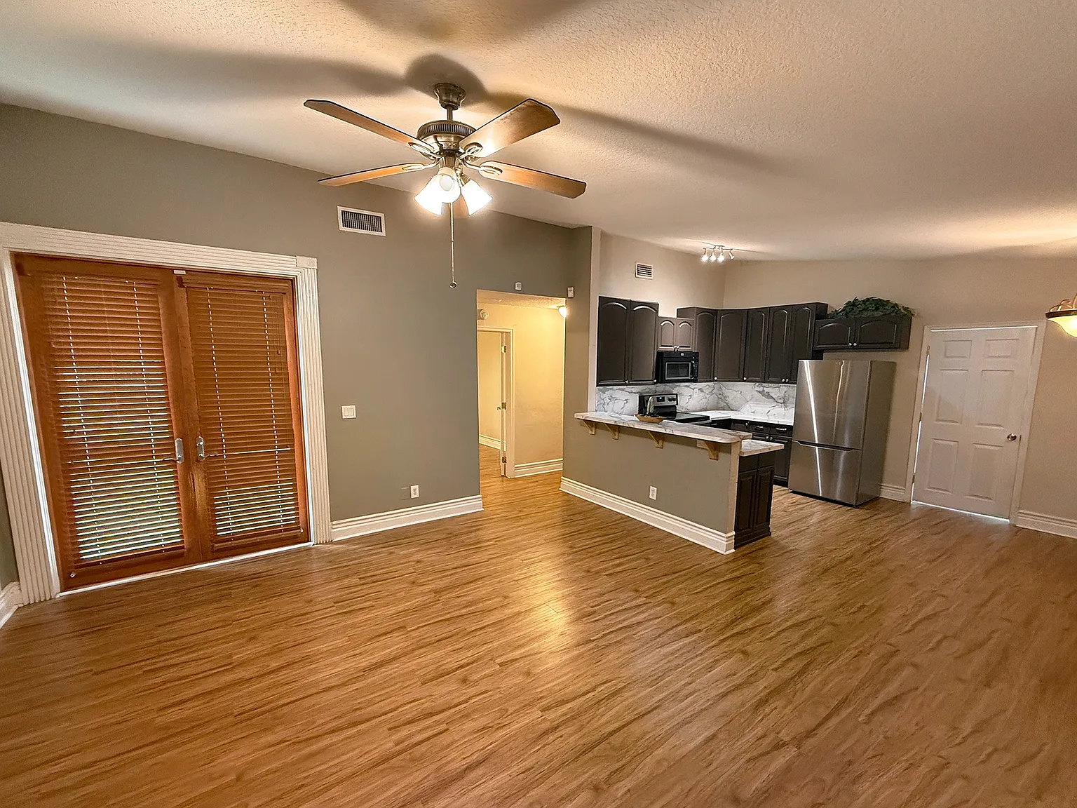 3 bed, 1300 sqft, $3,700 — Photo 3