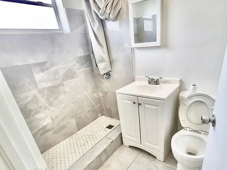 1629 SW 4th St — Photo 6