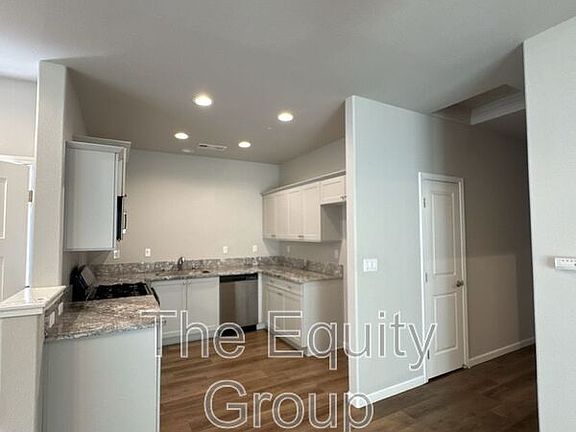 5th image of 518 S Summit St #102