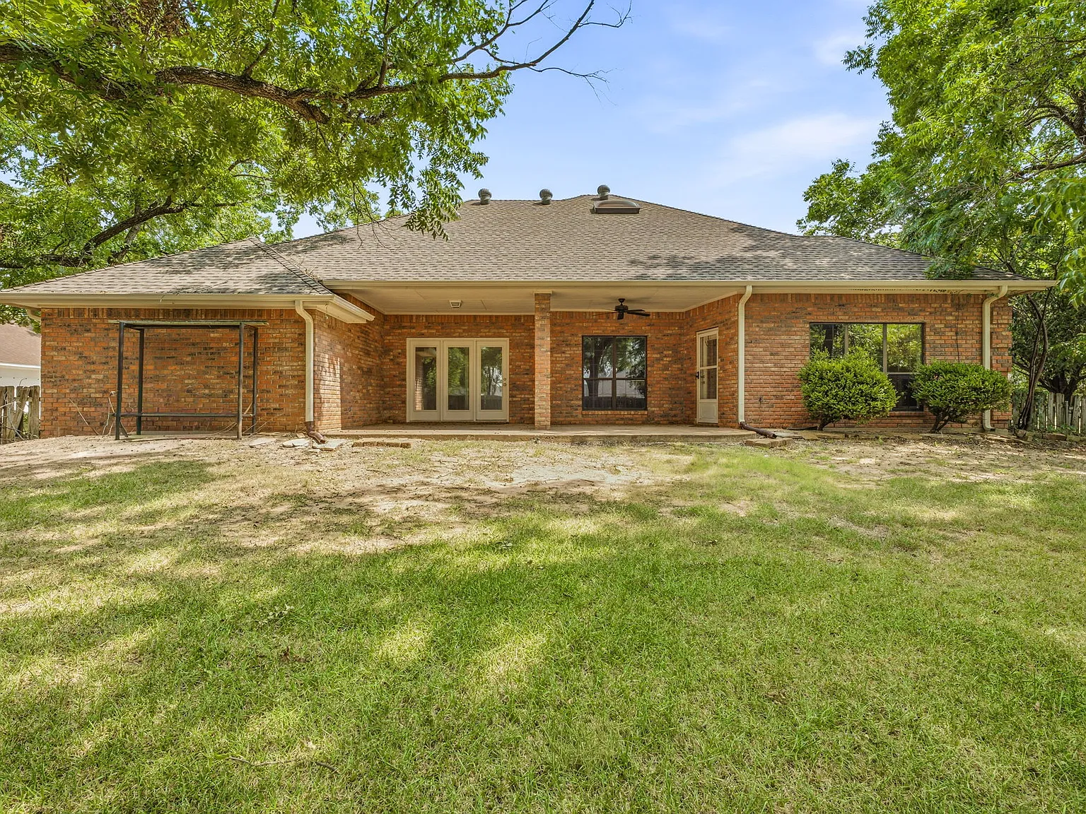 4 bed, 2305 sqft, $2,450 — Photo 3
